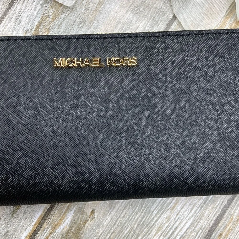 Michael Kors Jet Set Travel Large Saffiano Leather Quarter-Zip Wallet Bag Purse
